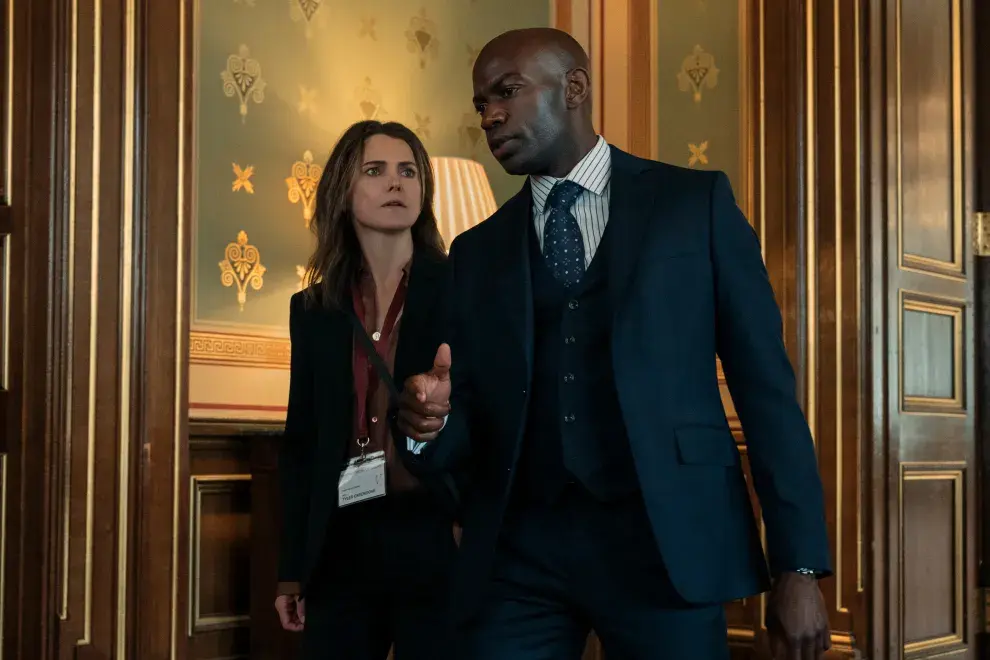 Foto de Keri Russell y David Gyasi en La diplomática, la serie éxito de Netflix.