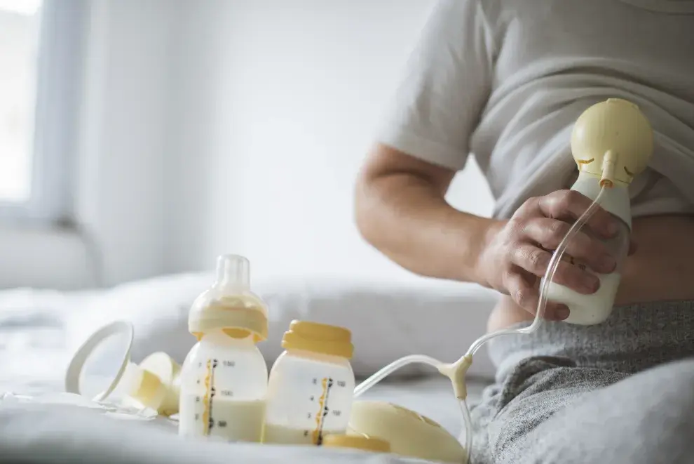 Una mujer extrayendo leche materna con un sacaleche