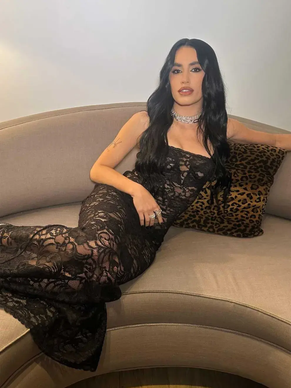 Para pisar los estudios de TELEFE la artista argentina eligió un look con transparencias muy sexy.