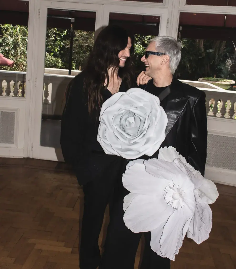 Foto de Fabián Paz y Gustavo Pucheta eligiendo la decoración floral del casamiento.