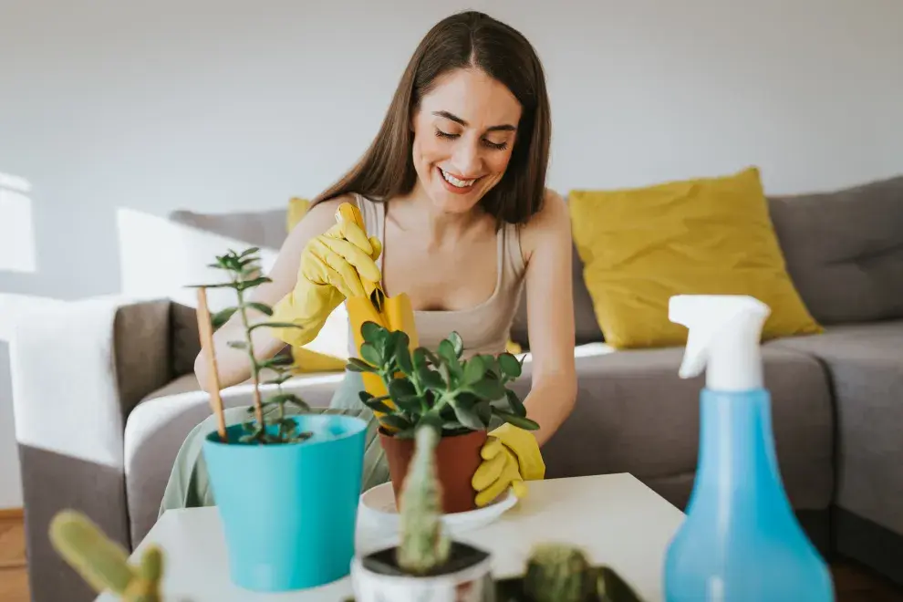 mujer haciendo jardinería