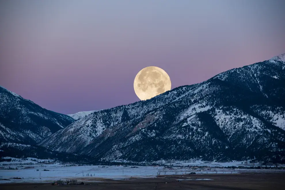 Luna llena sobre unas montañas