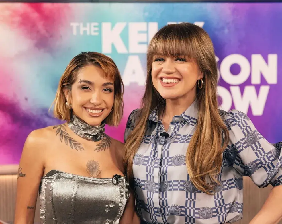 Foto de María Becerra invitada en el show de Kelly Clarkson.