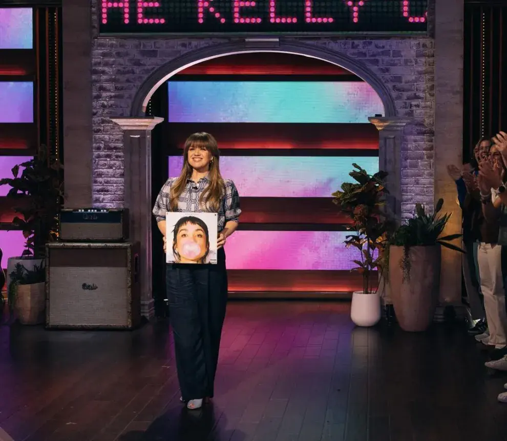 Foto de Kelly Clarkson presentando a María Becerra en su show de NBC.
