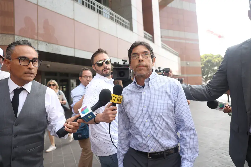 Foto de Mark Chávez, uno de los dos médicos acusados ​​en relación con la muerte del actor Matthew Perry, llegando al tribunal.