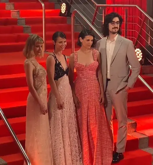 Foto de Micaela Riera y el elenco de El amor después del amor en la alfombra roja del Martín Fierro de Cine.