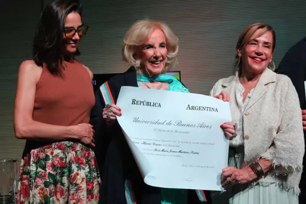 Mirtha Legrand con el diploma que acredita el título que recibió de manos de la UBA, junto a su hija, Marcela Tinayre, y su nieta, Juana Viale