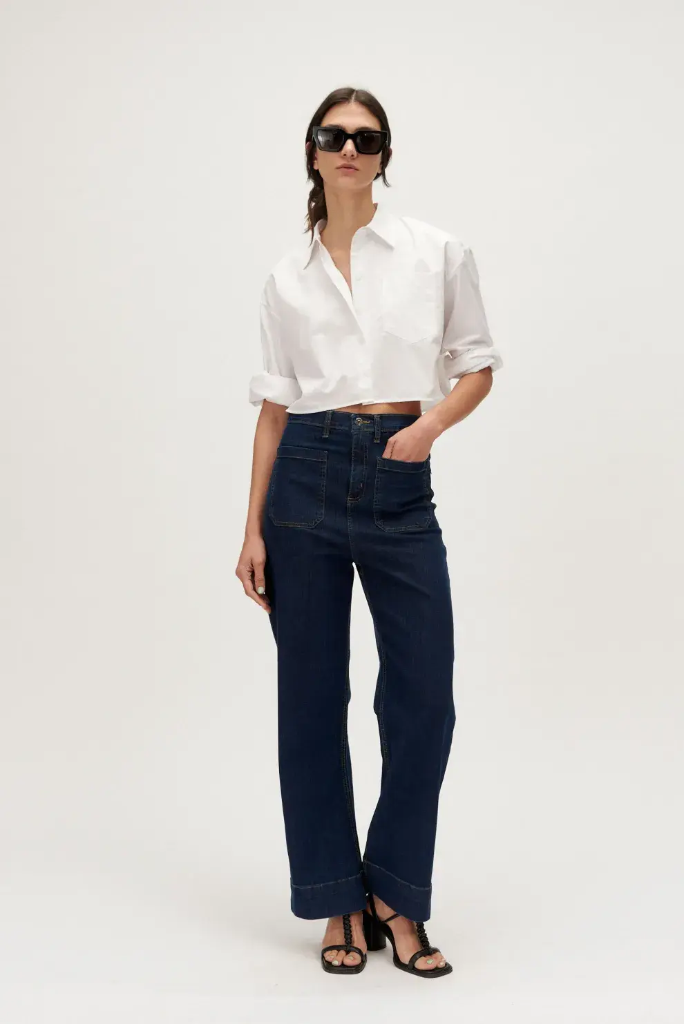 Foto de una modelo mujer usando una camisa blanca.