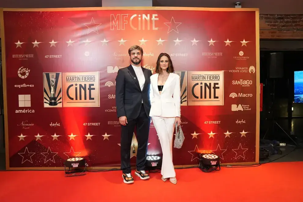 Mónica Antonópulos y Marco Antonio Caponi en la alfombra roja de los Martín Fierro de Cine.