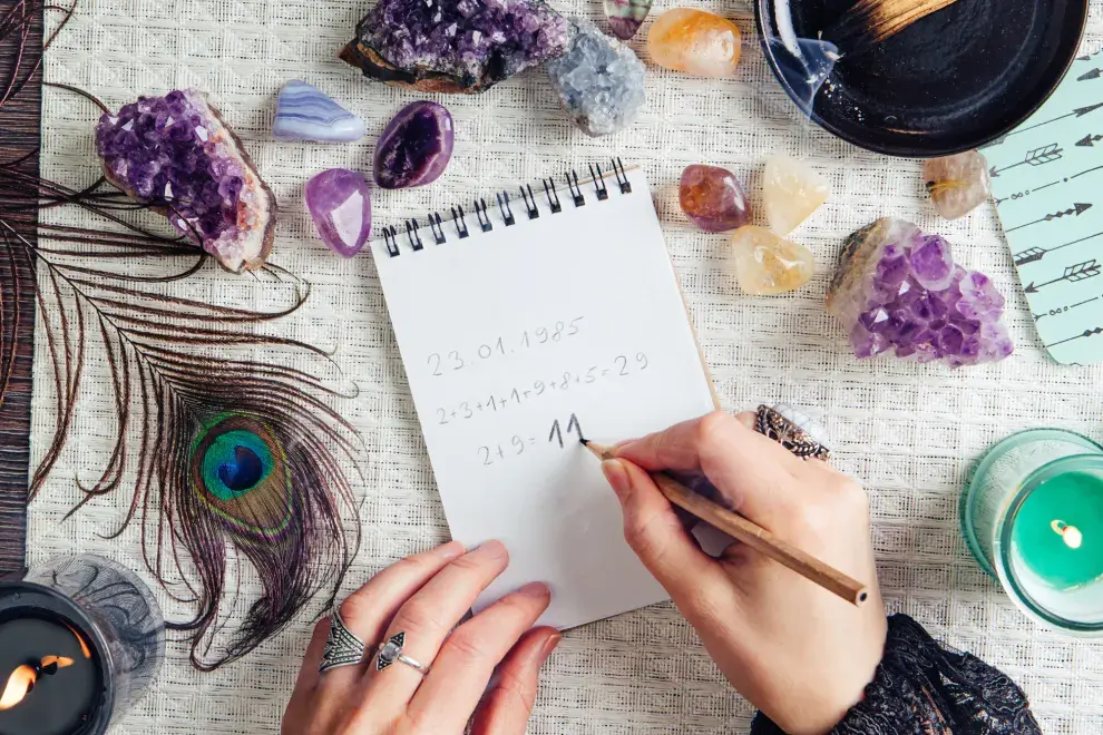 Mujer escribiendo números en un cuaderno.