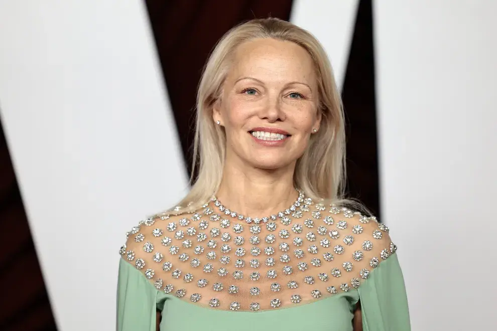 Foto de Pamela Anderson en los Premios Mujeres del Año 2024.