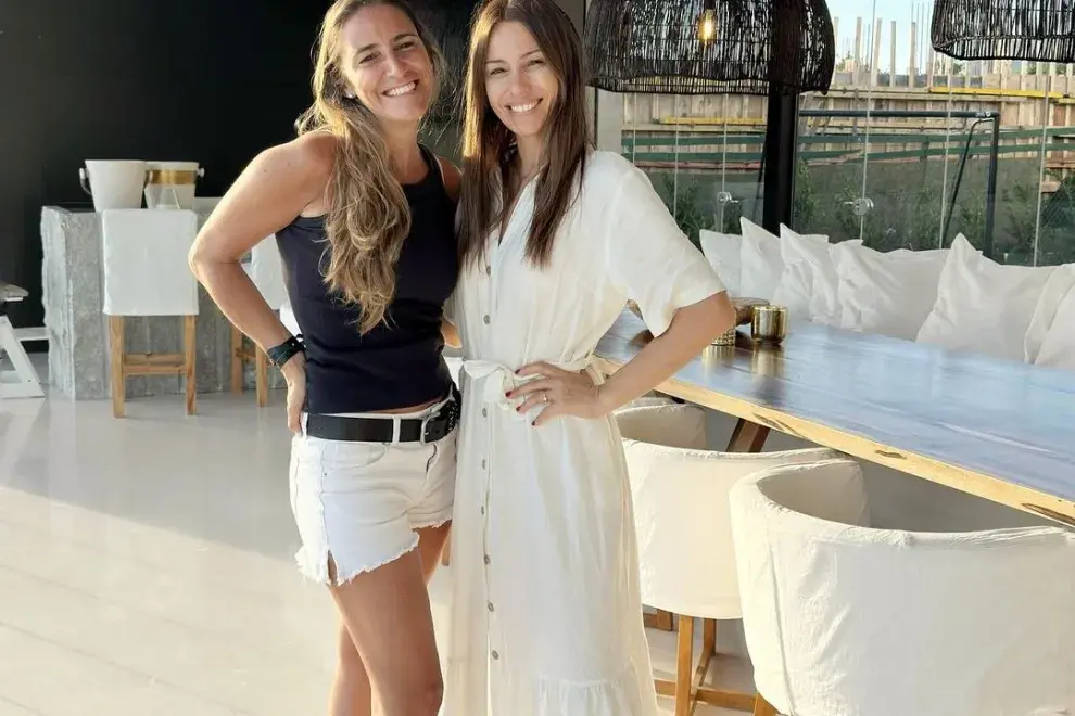 Pampita junto a la diseñadora que hizo aportes recientes en la galería.