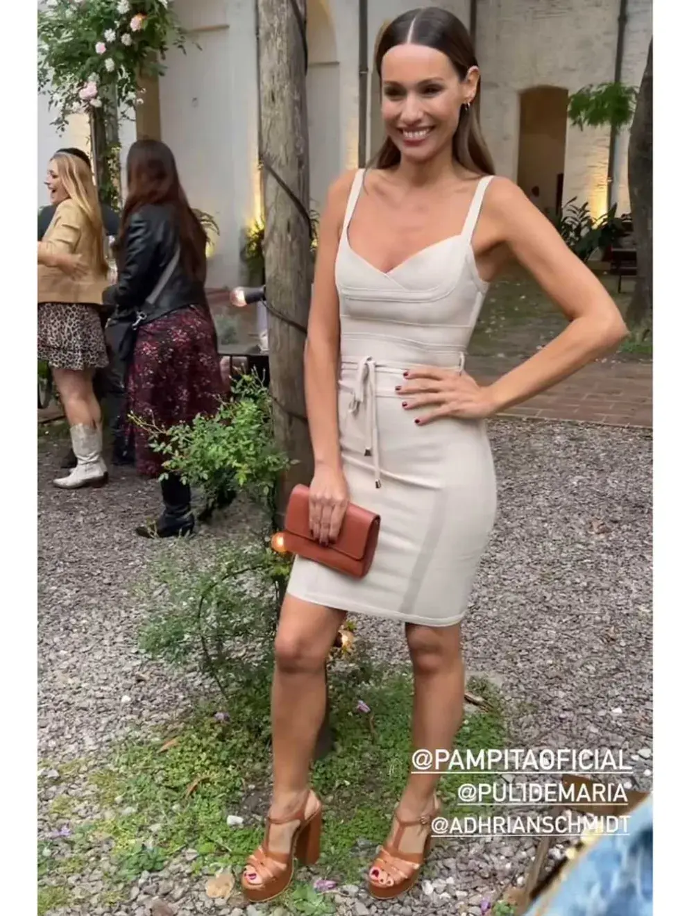 La modelo eligió un vestido total white de corte midi y lo combinó con accesorios de otro color para cortar un poco con la tonalidad del diseño principal