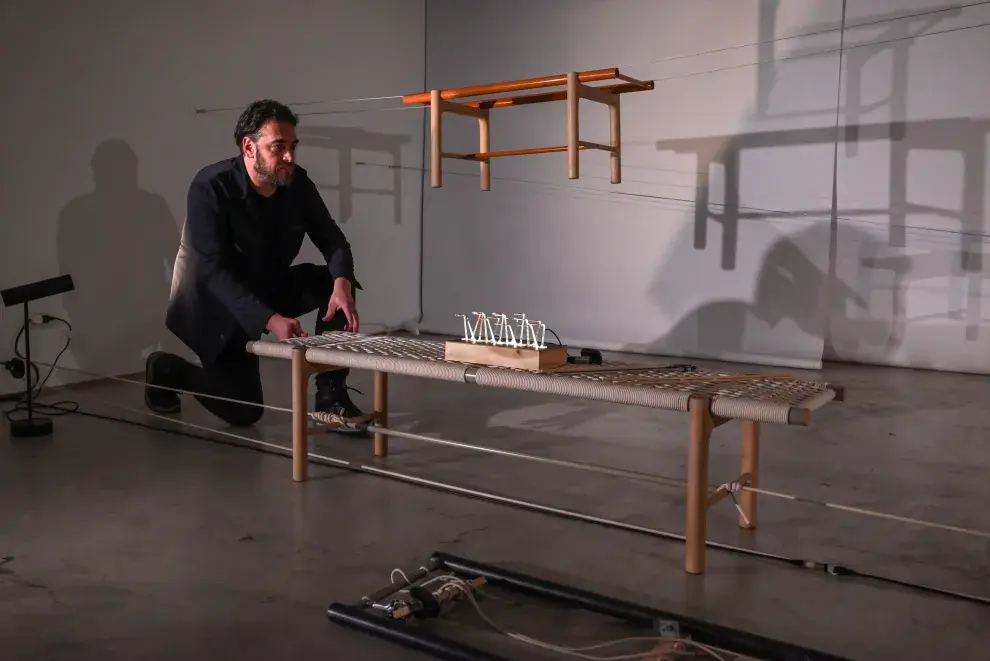 Resonancias Cotidianas. La performance experimental de Javier Bustos con el mobiliario de Federico Churba