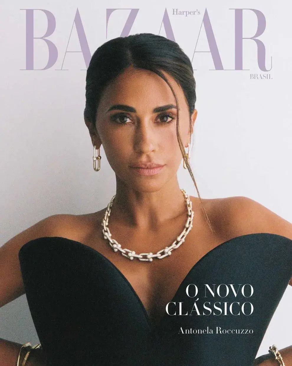Antonela luce elegante y muy distinguida en la tapa.