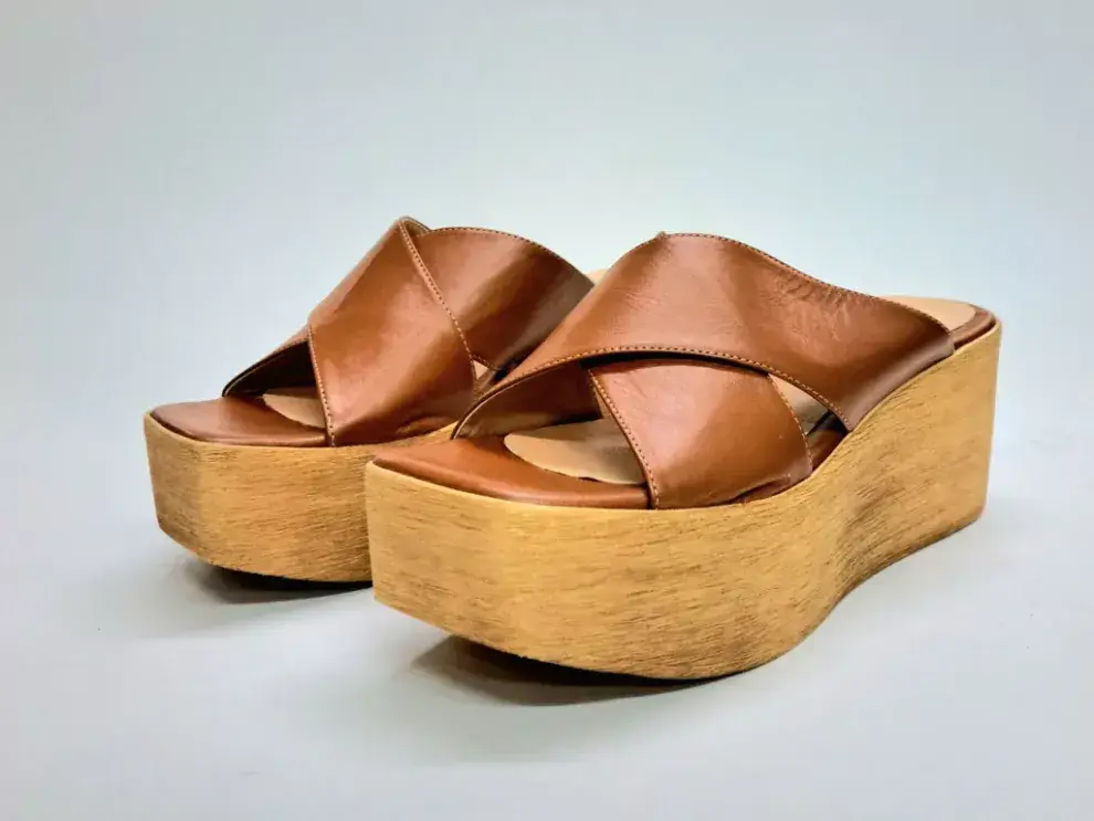 Foto de un par de sandalias con plataformas de madera.