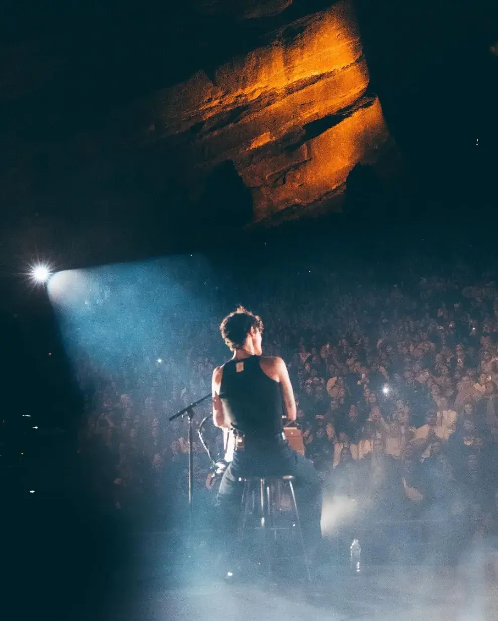 Foto de Shawn Mendes ante su público en el concierto en Red Rocks.