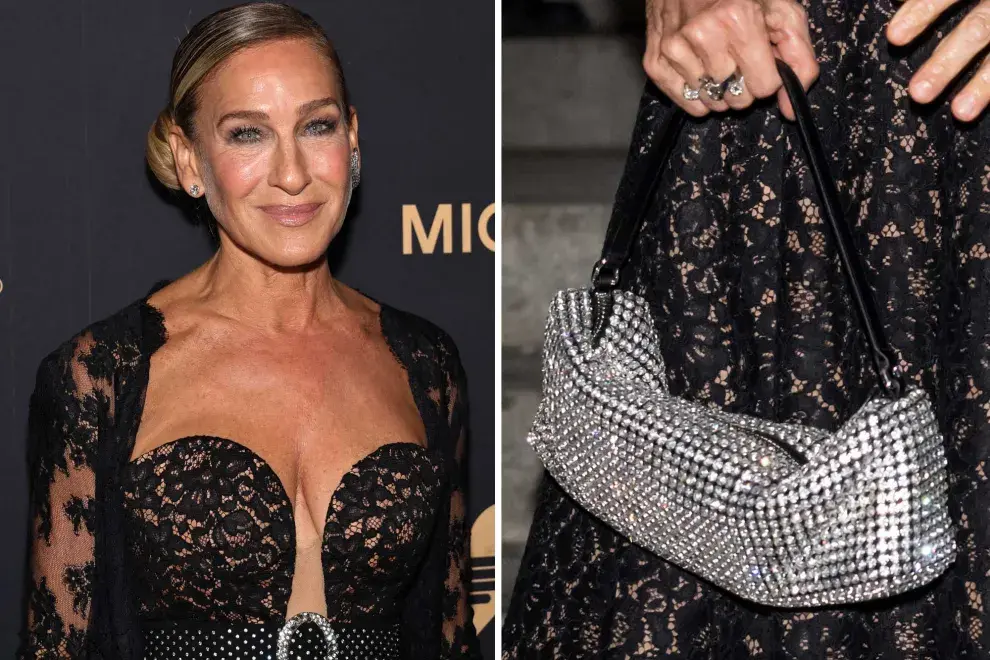 El bolso de mano que eligió para este look: de asa corta negro y ornamentado con tachuelas en color plata. 