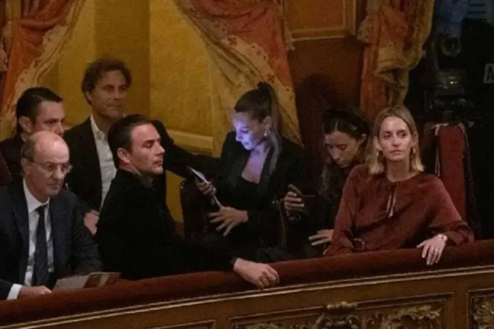 En la imagen se los puede ver en uno de los palcos del emblemático teatro junto a otros acompañantes: el hermano de Martín, Juan Pepa, y Juana Schindler, hija de Teresa Jordan y el exministro del Interior, José Luis Manzano