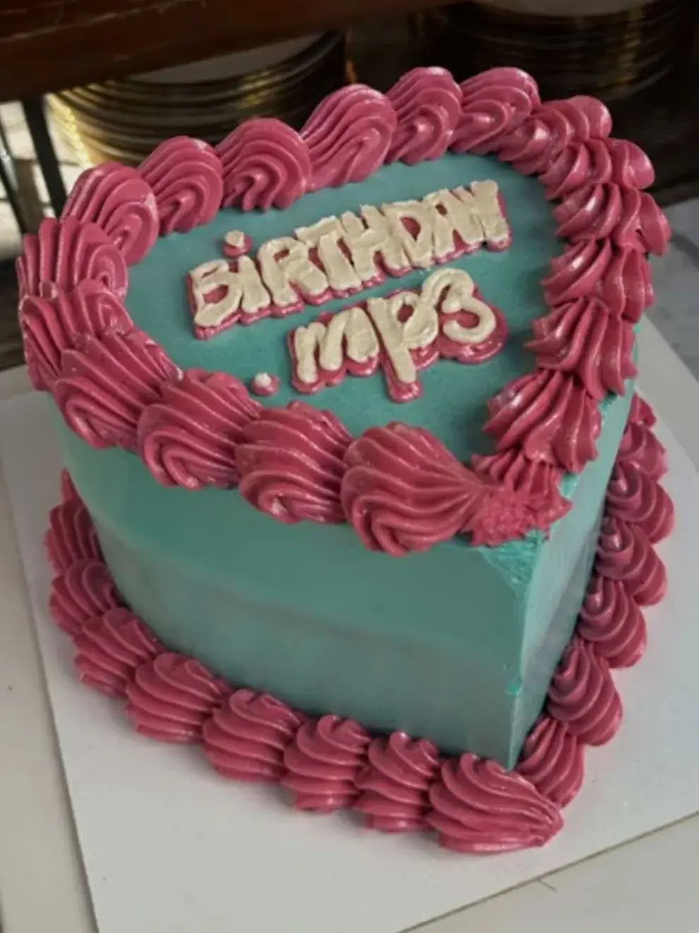 La primera de las tortas fue con capas de crema y frutos rojos y otra en forma de corazón y decorada con los colores icónicos de sus shows 