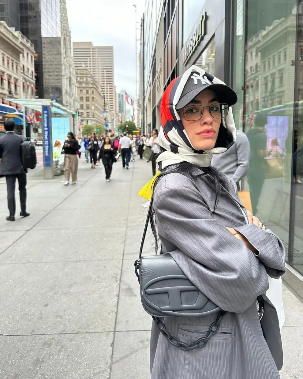 Lali se inclinó por un estilismo hiphopero, muy canchero, compuesto por una gorra negra con inscripciones de la ciudad que visitó y un pañuelo de colores atado a la misma