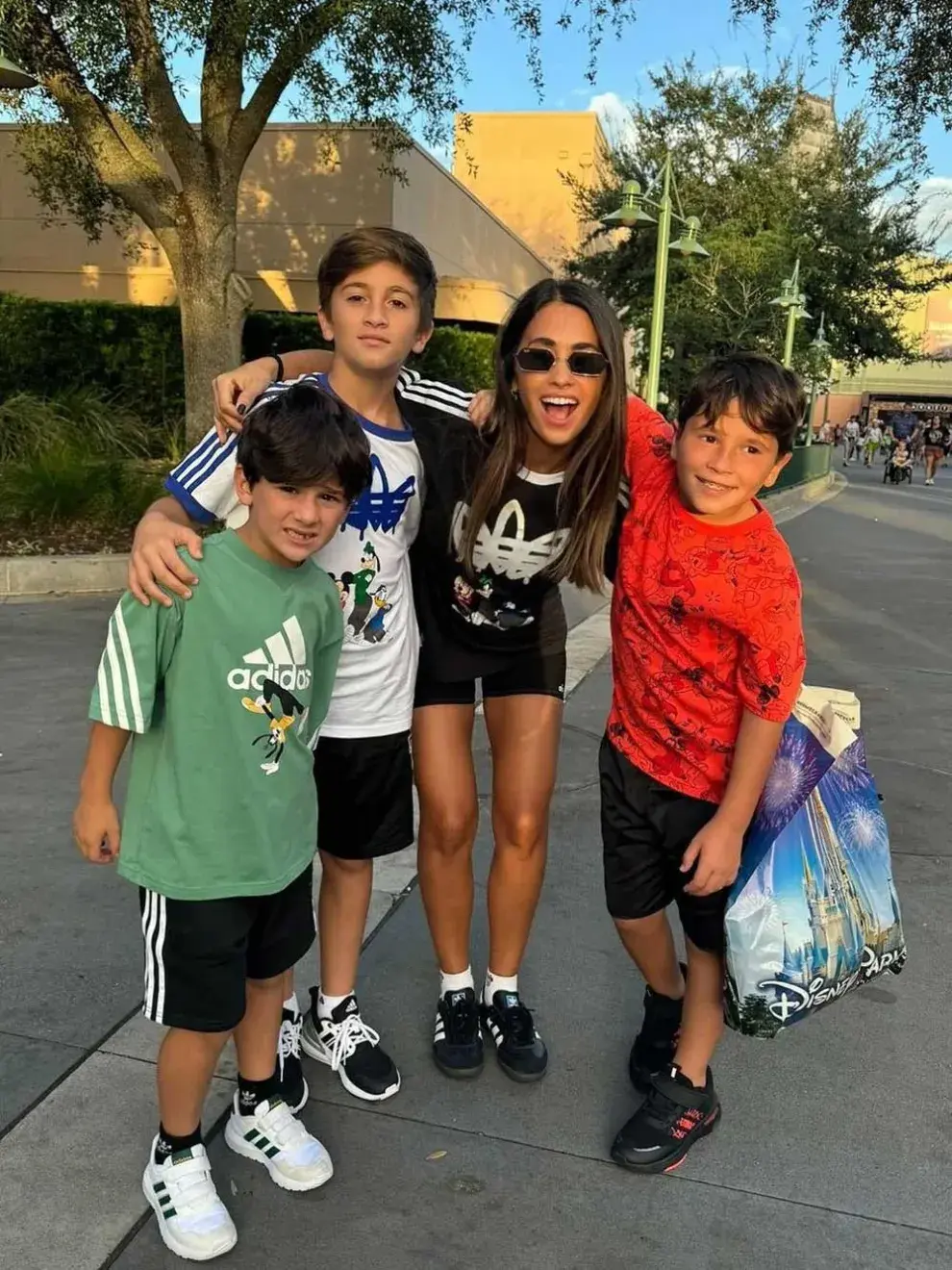 Antonela Roccuzzo y sus hijos en Disney