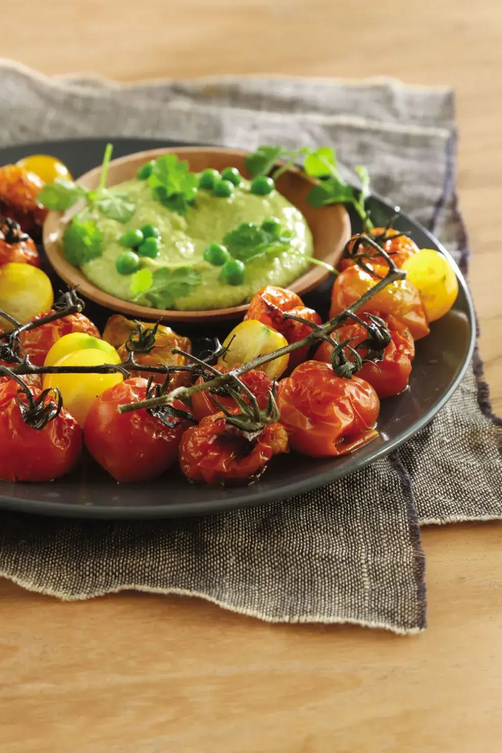 Tomates asados con humus de arvejas, una preparación ideal para entradas y acompañamientos.