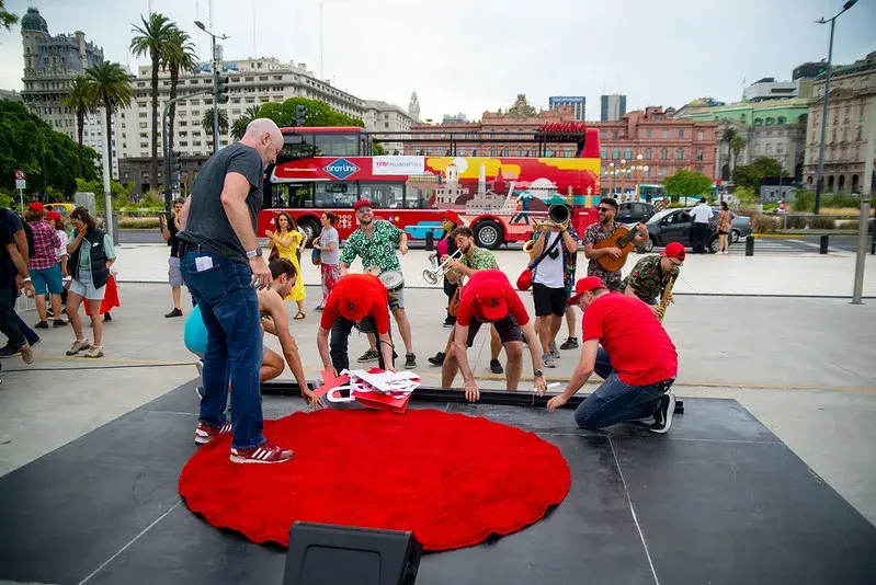 Se van a montar escenarios efímeros en la calle para dar las charlas TEDxRíodelaPlata y seguir con el itinerario.