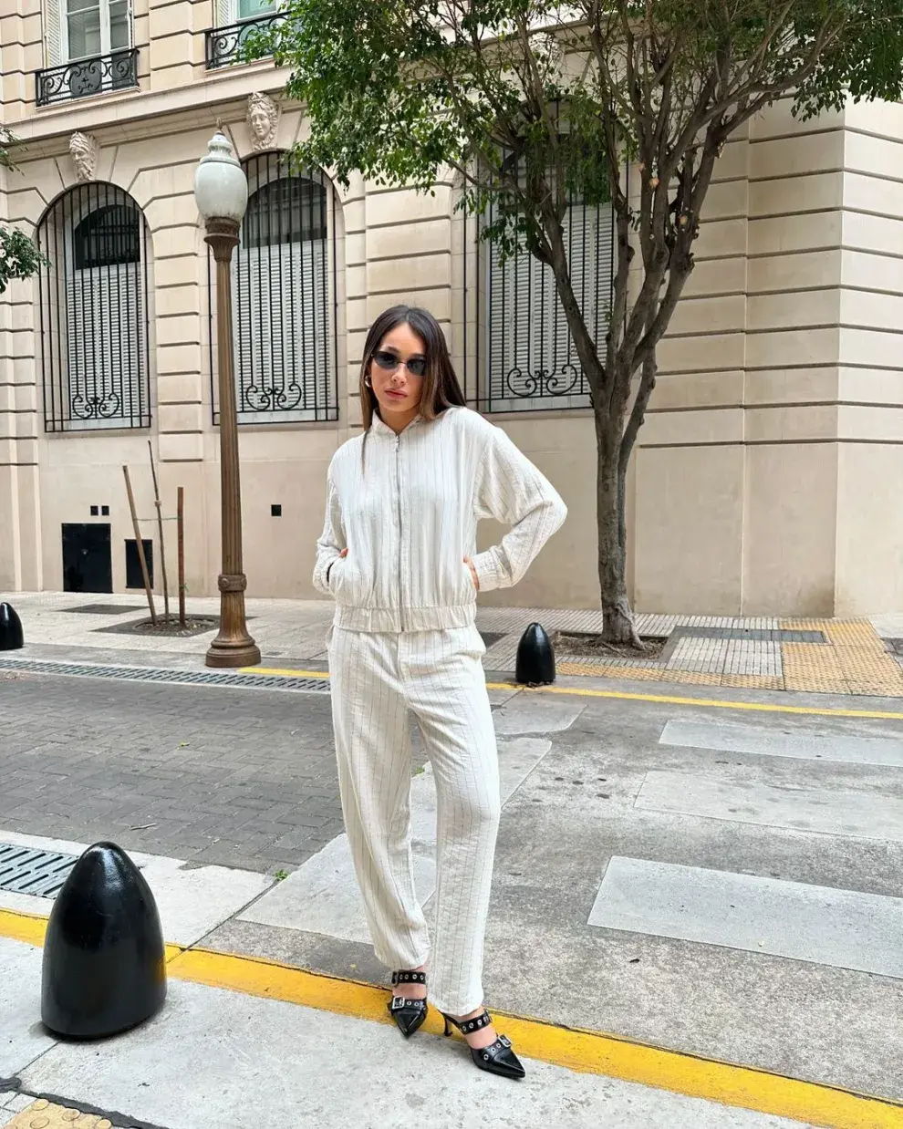 Foto de una modelo mujer usando ropa office core de Flores.