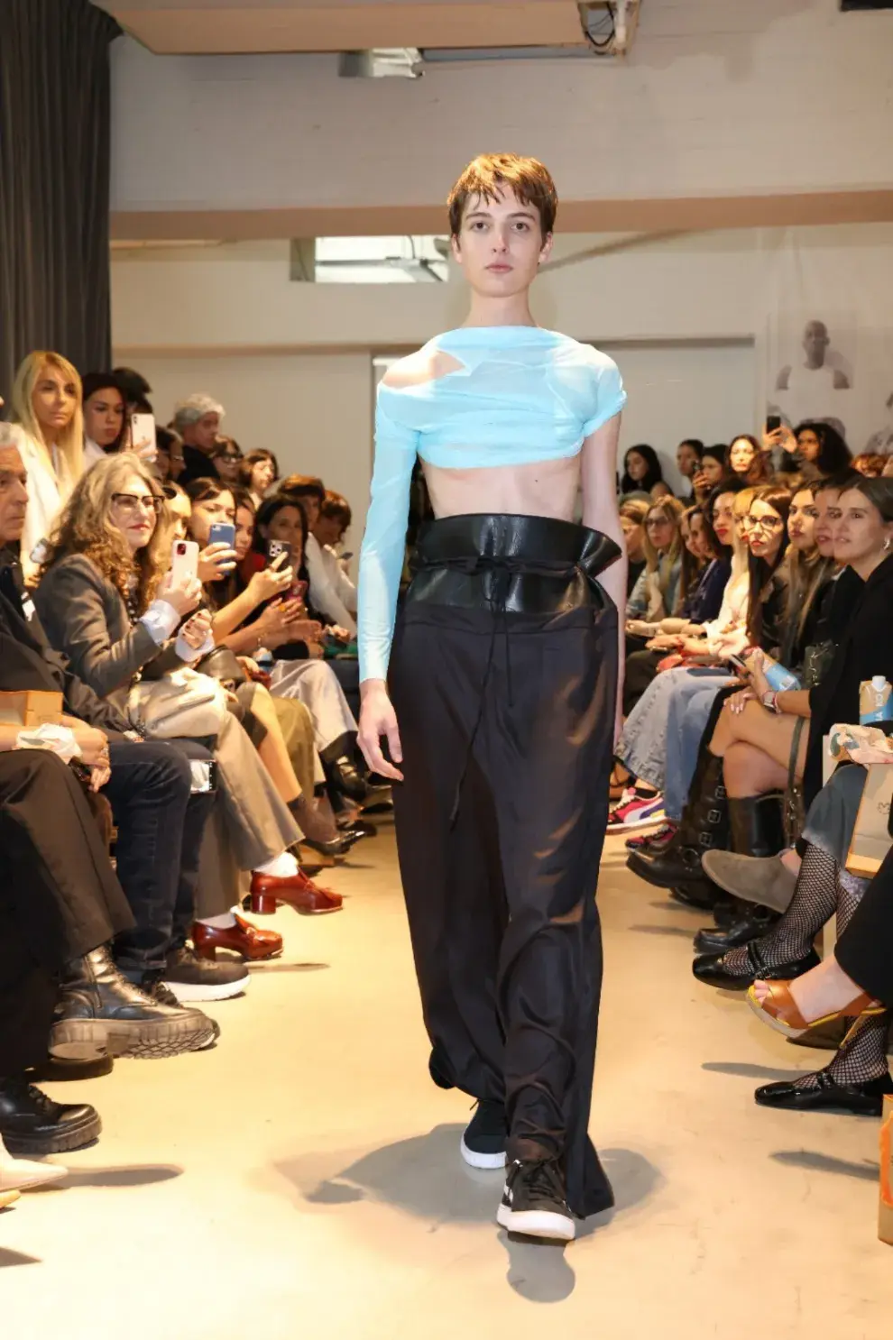 Una mujer desfilando en Designers