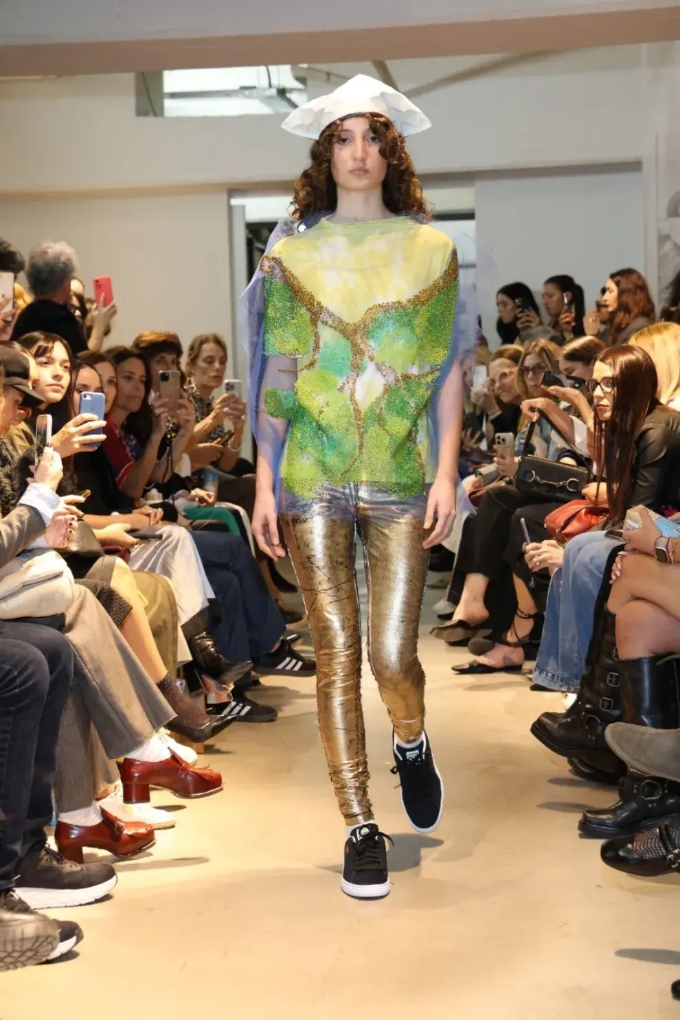 Una mujer desfilando en Designers