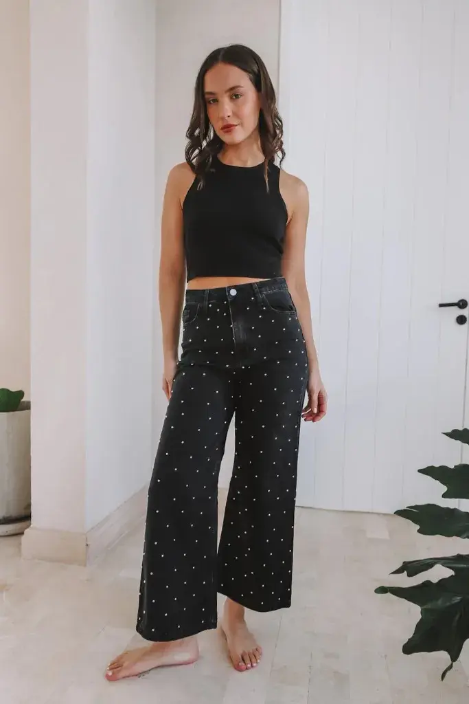 Un jean negro con tachas 