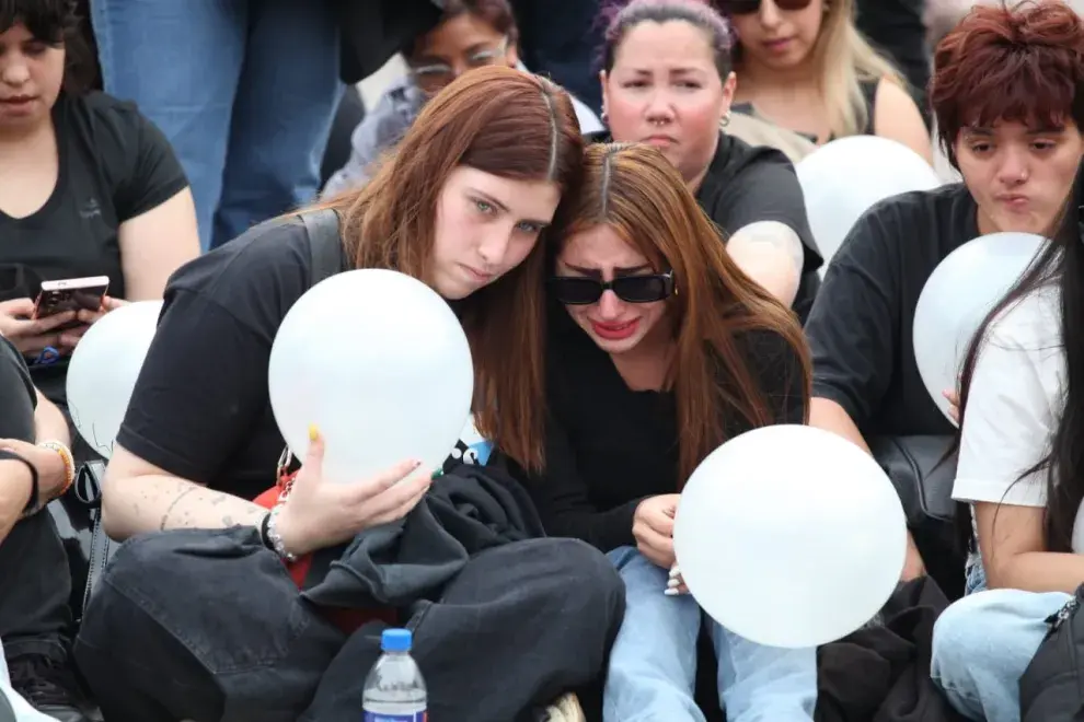 Fans de liam payne con globos de color blanco