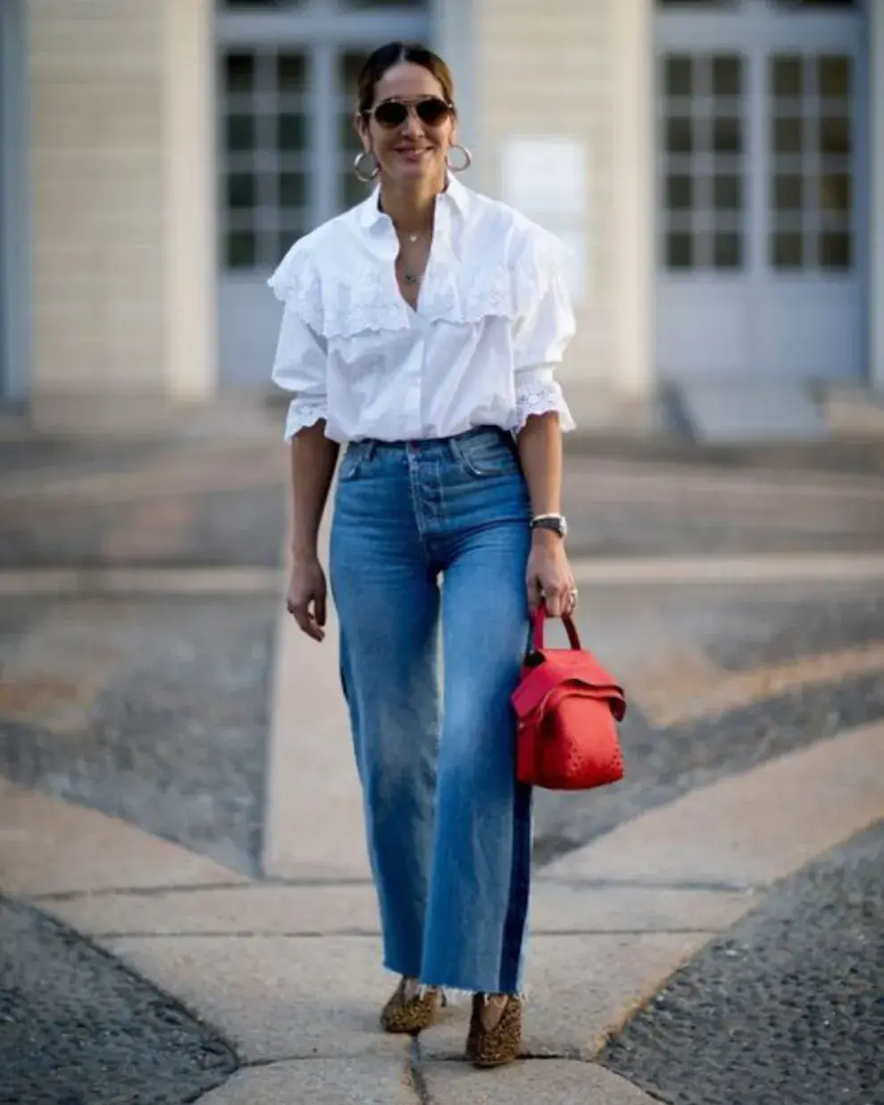 Foto de una mujer en la calle usando look de verano con jean.