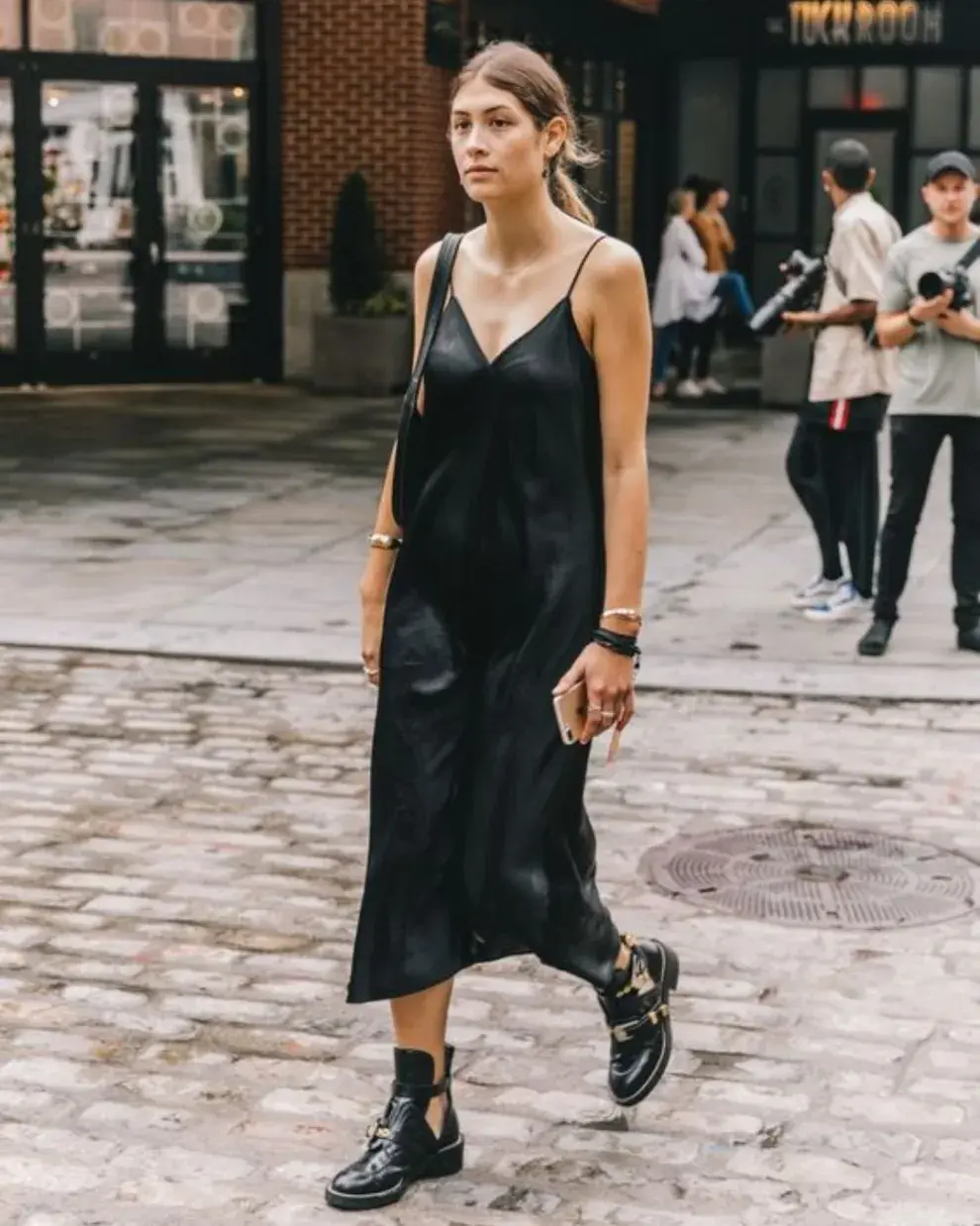 Foto de una modelo mujer usando colores tendencia de verano.