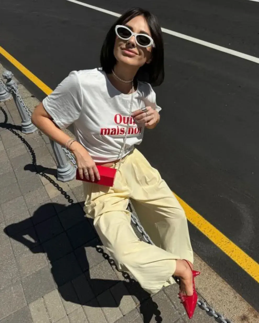 Foto de una modelo mujer usando colores tendencia de verano.