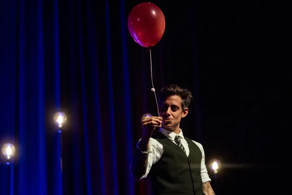 Radagast sosteniendo un globo rojo.