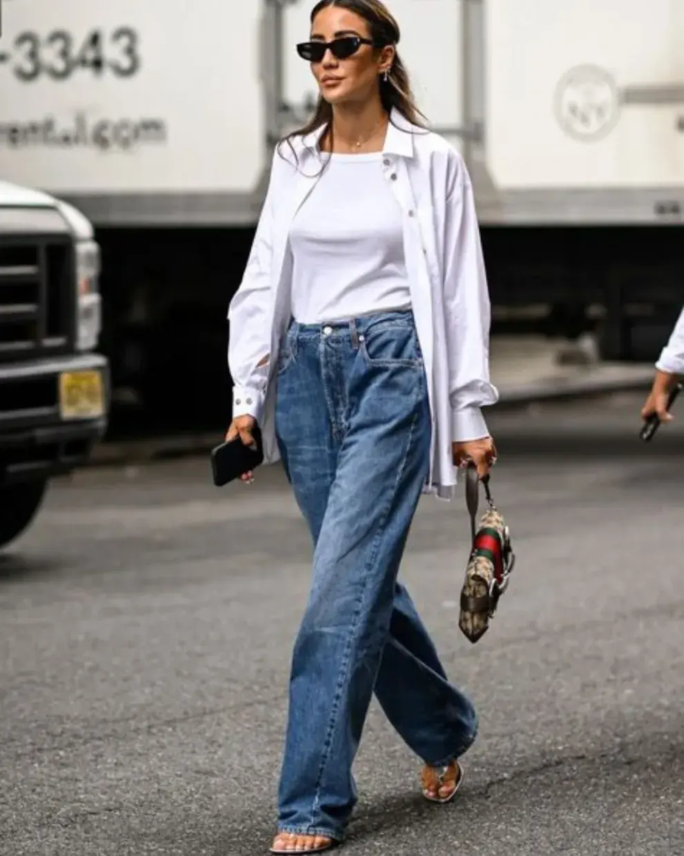 Foto de una mujer en la calle usando look de verano con jean.