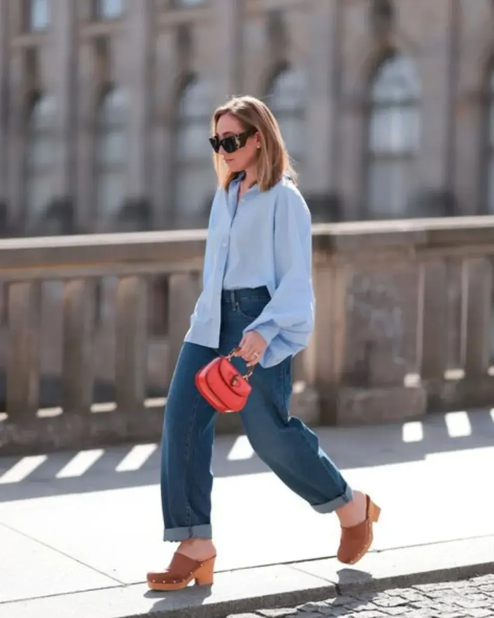 Foto de una mujer en la calle usando look de verano con jean.