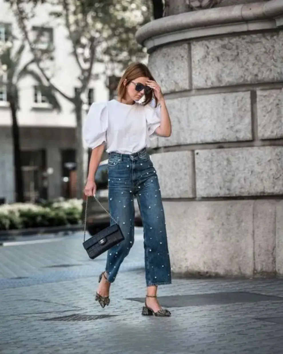 Foto de una mujer en la calle usando jeans con look de verano.