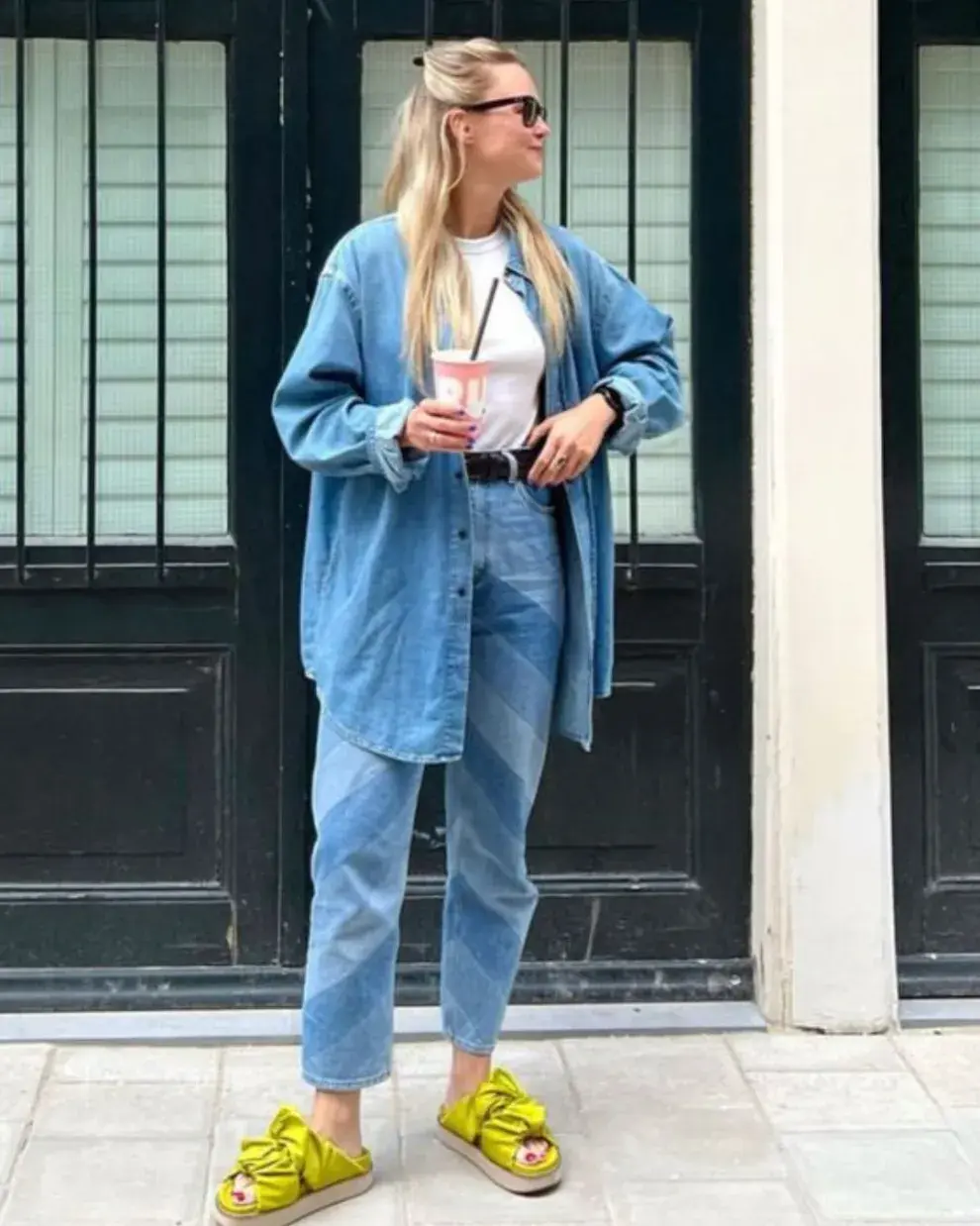 Foto de una mujer en la calle usando jeans con look de verano.