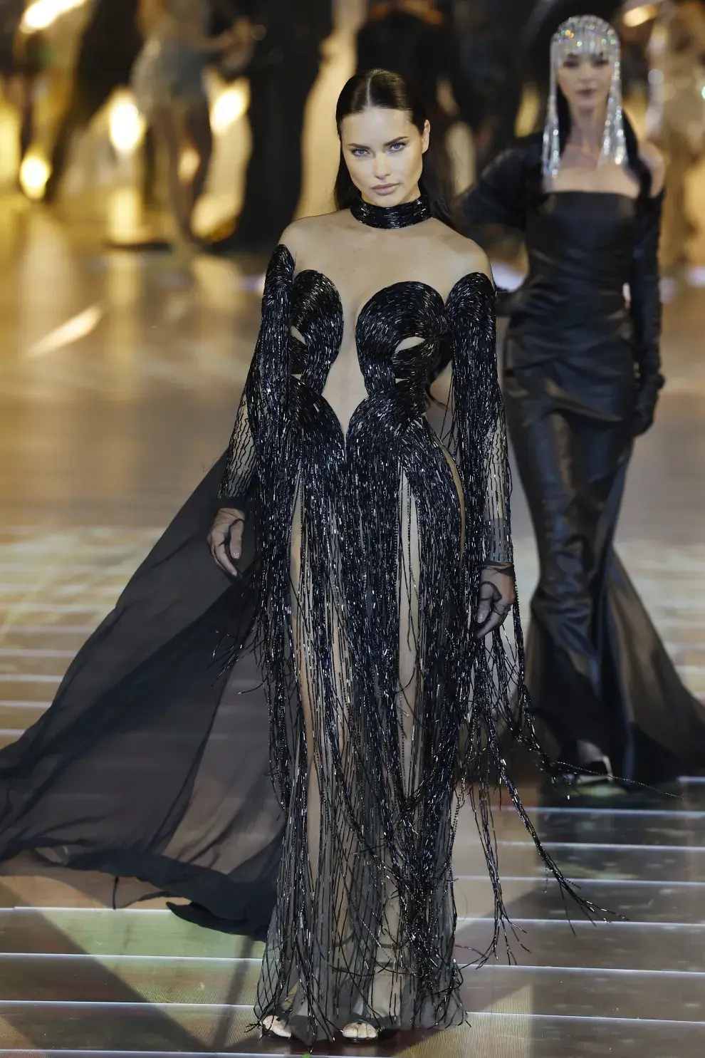  Adriana Lima en el desfile "1001 Seasons" de Elie Saab.