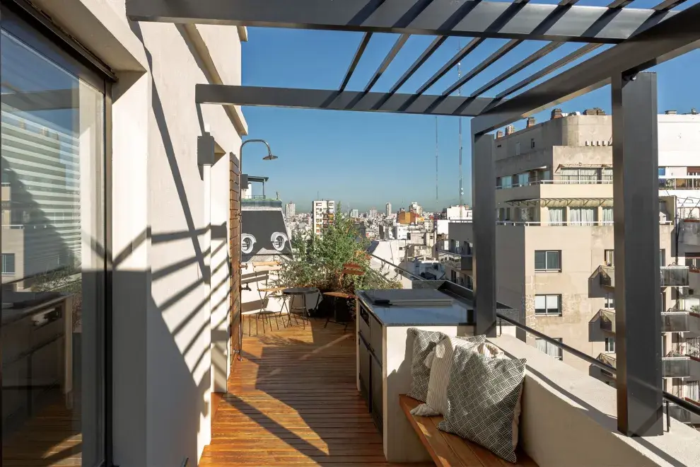 Abrieron un balcón cerrado y lo convirtieron en terraza. 