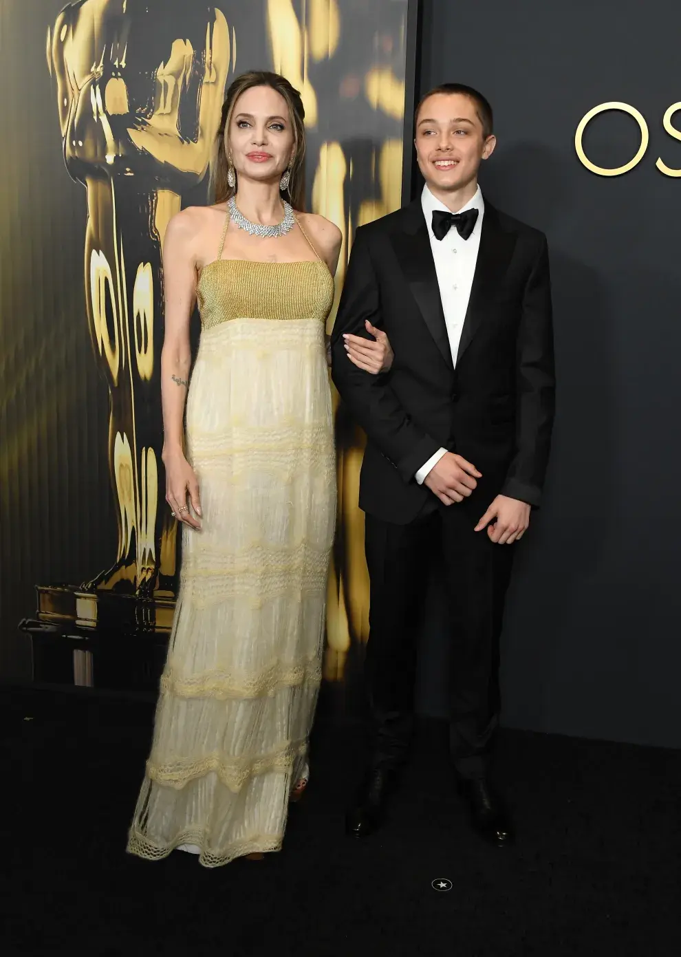 Angelina Jolie y Knox Jolie-Pitt en la alfombra roja de los Governors Awards.