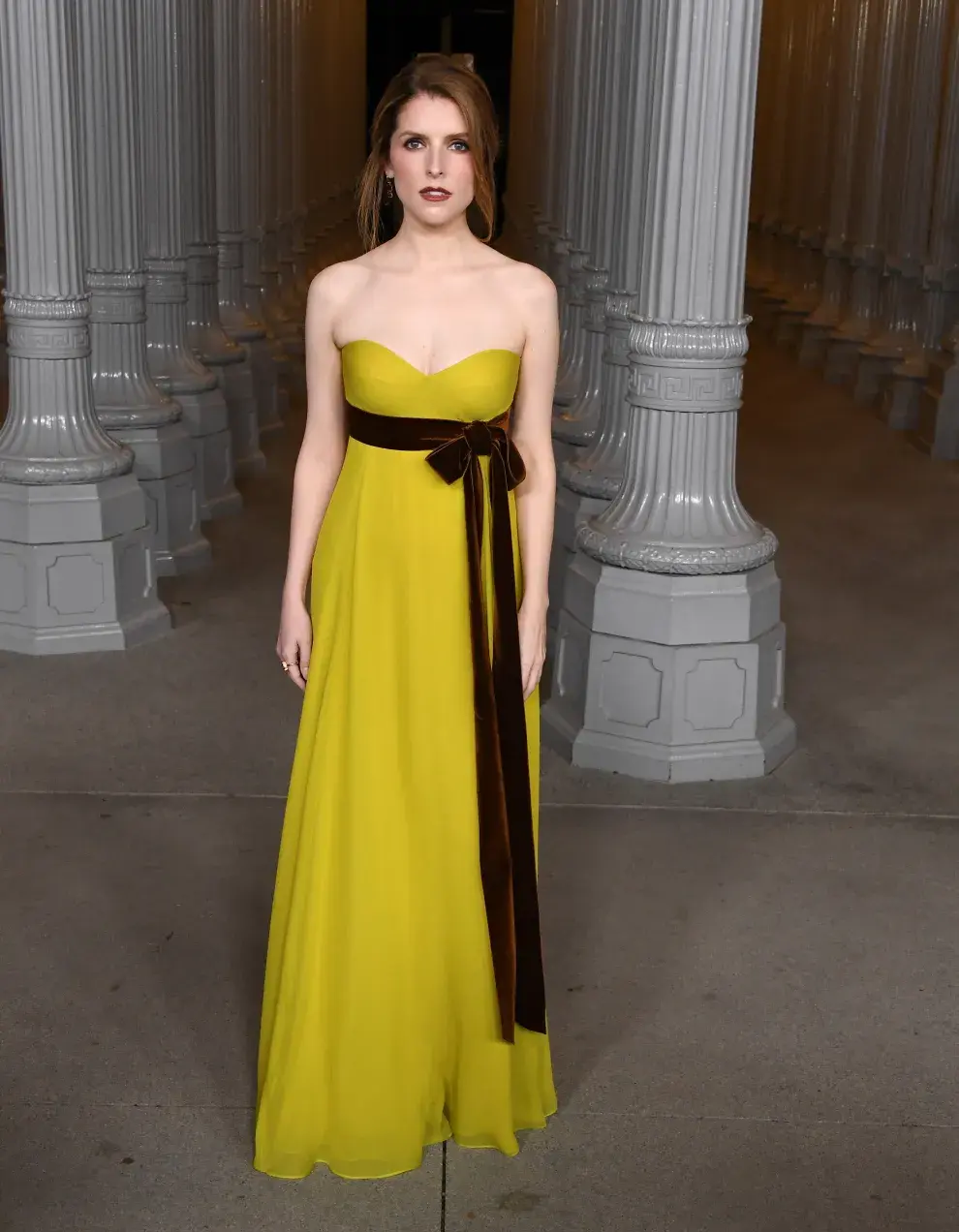 Anna Kendrick en la alfombra roja de la Gala LACMA Art+Film 2024.