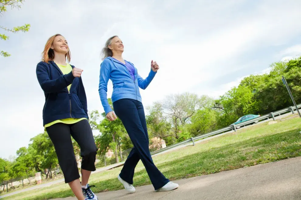 mujeres caminando