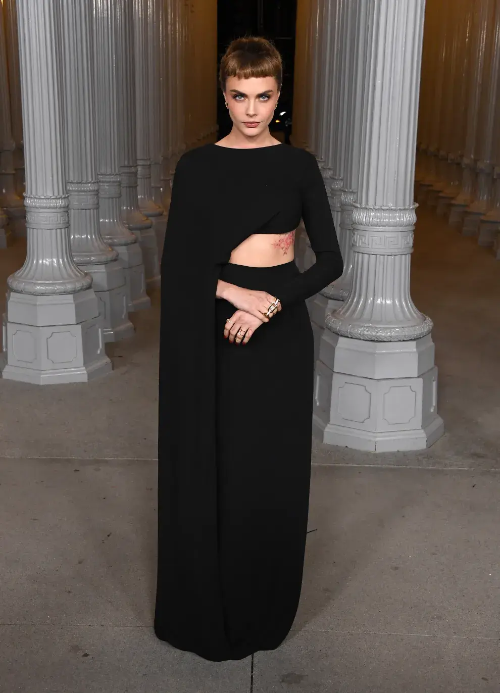 Cara Delevingne con un vestido asimétrico de Gucci en la alfombra roja de la Gala LACMA Art+Film 2024.