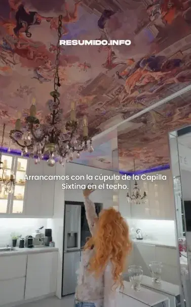 La cocina, con una pintura que imita a la Capilla Sixtina, es el espacio preferido de su casa