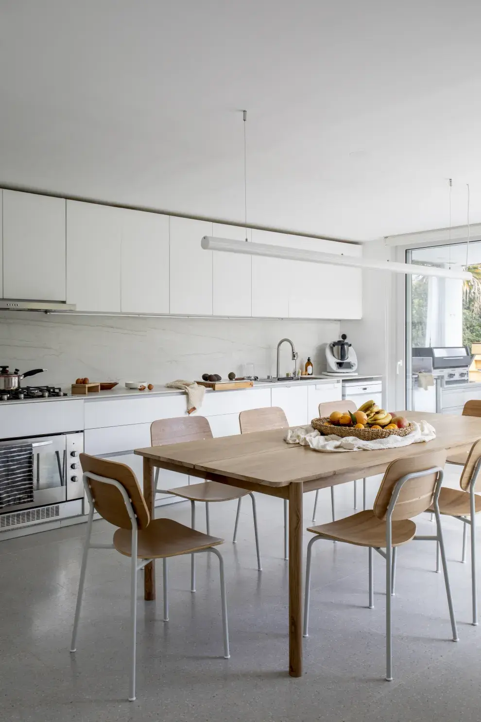 A través de un gran ventanal y un piso a nivel, la cocina tiene plena conexión con el exterior. 