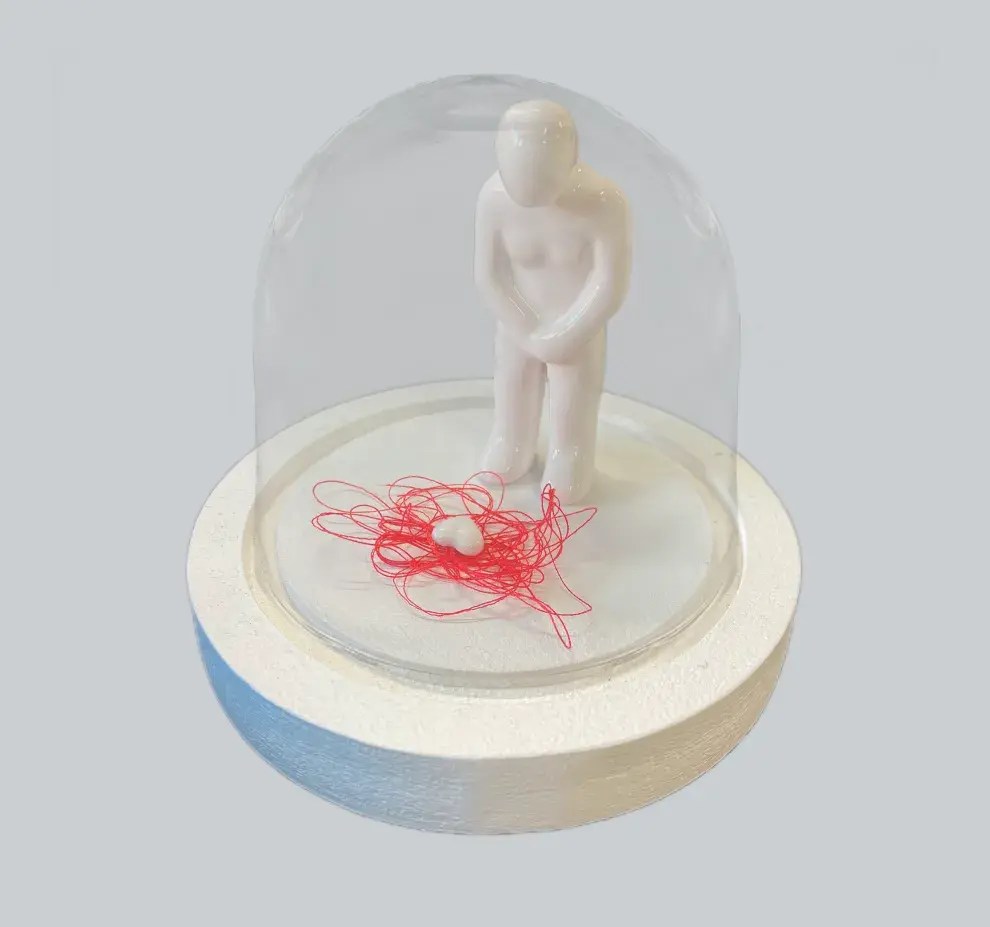 Cautivas del silencio es una serie que Guillermina trabaja desde hace tiempo con figuras encapsuladas. Para Hilo de Voz 3 aumentaron de tamaño y se representaron mujeres atrapadas.